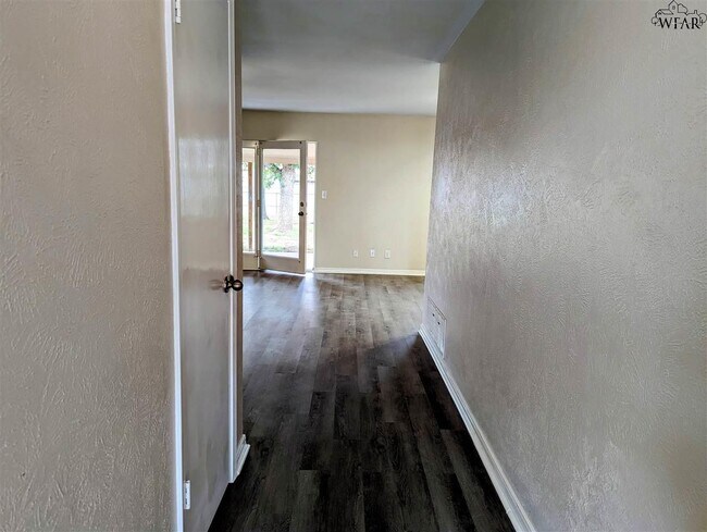Building Photo - 977 Victoria Dr