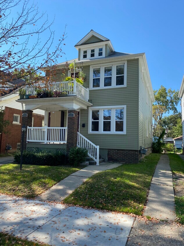 Primary Photo - 1353 Lakepointe St