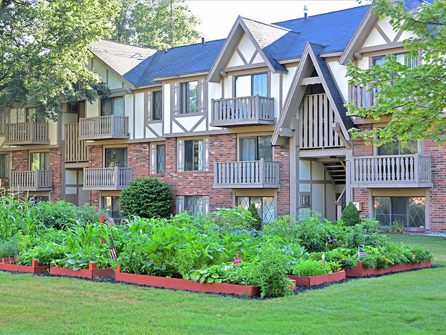 Community Courtyard Gardens - Woodland Place Apartments