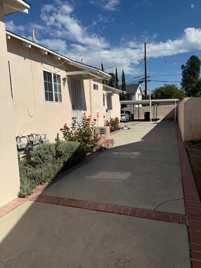 Foto del edificio - 5618 Riverton Ave