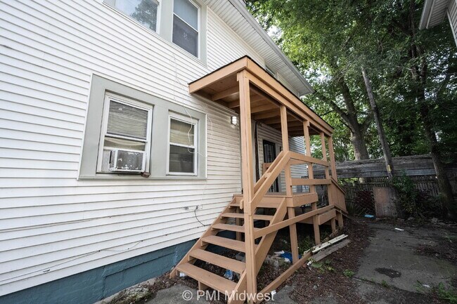Foto del edificio - "Charming & Cozy 2BR, 2BA Retreat in Indianapolis - Your Perfect Urban Oasis Awaits!"