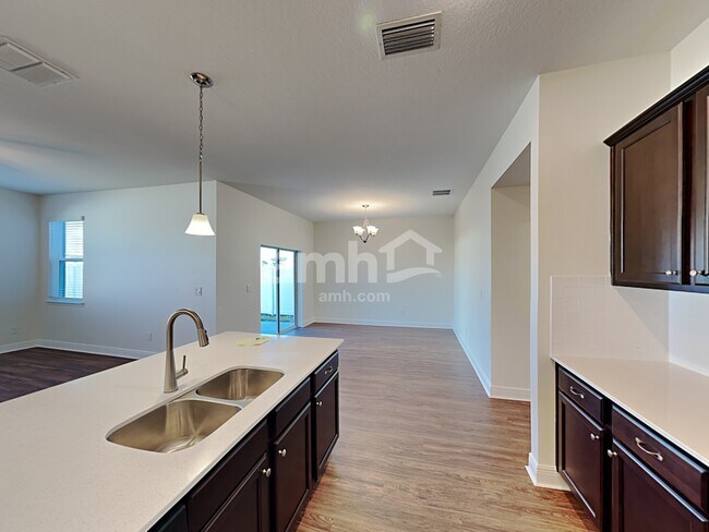 Building Photo - 1118 Sky Lks Dr