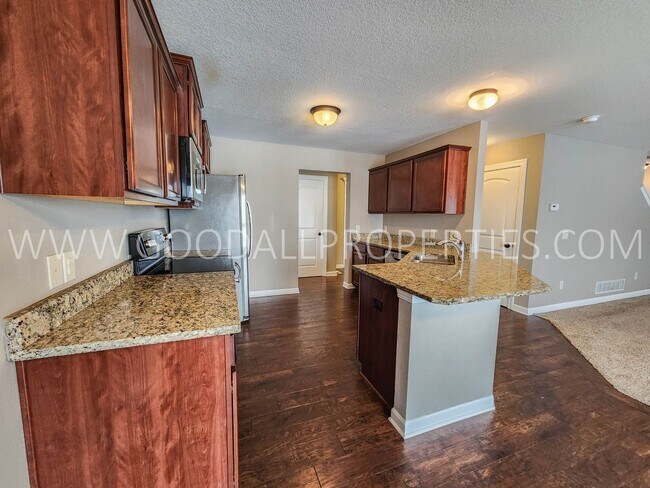 Building Photo - Beautifully renovated 3 Bedroom, 2.5 Bath ...