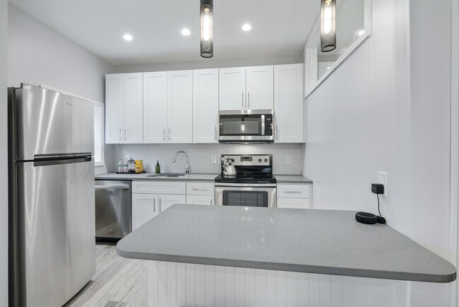 Building Photo - 518 S 13th St