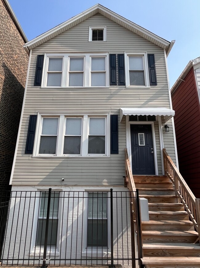 Building Photo - 1518 W Augusta Blvd