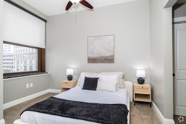 2 habitaciones, 2 baños - 1010 pies cuadrados - Estilo 14 - Dormitorio principal - Residences at Leader