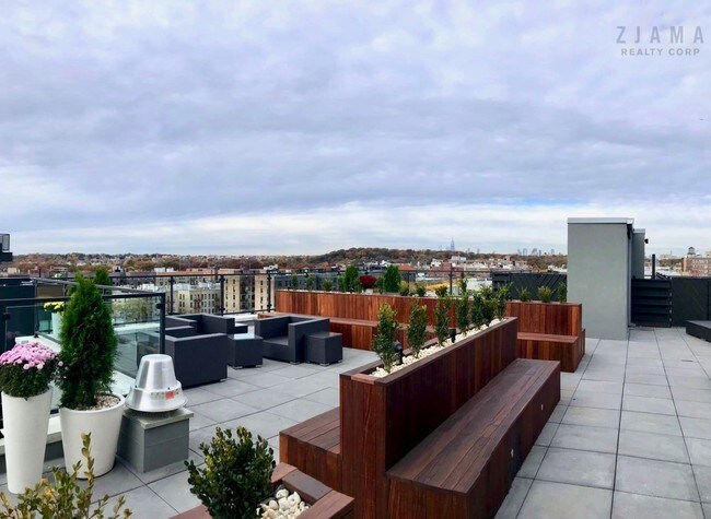 Building Photo - 25 E 19th St