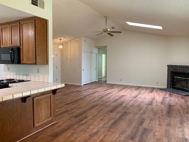 Foto del edificio - 3 bed 2 bath 2 car garage with mature trees