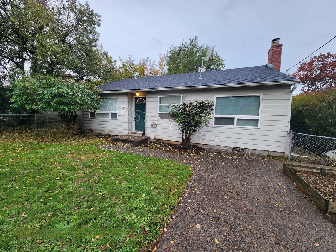 Primary Photo - Super Cute Inner SE Home With Detached Gar...