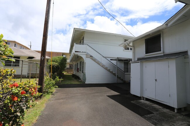 Building Photo - McCully - 1 Bdrm/1 Bath/1 Prkg - $1,300