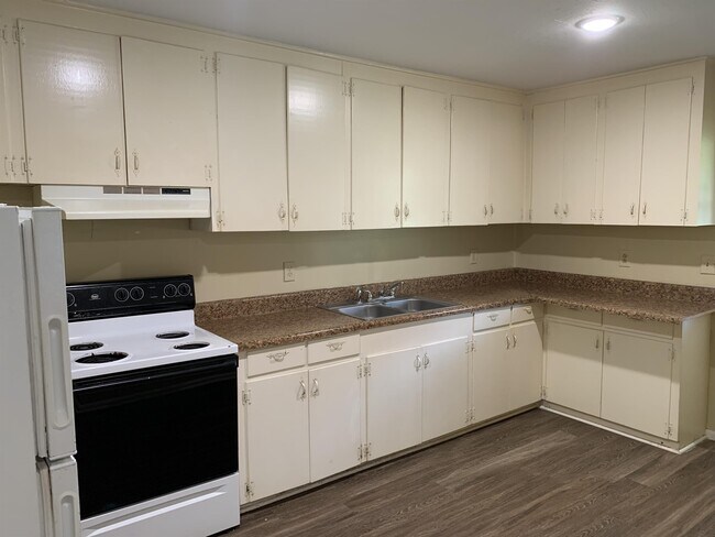Building Photo - 230 Frieda Ln