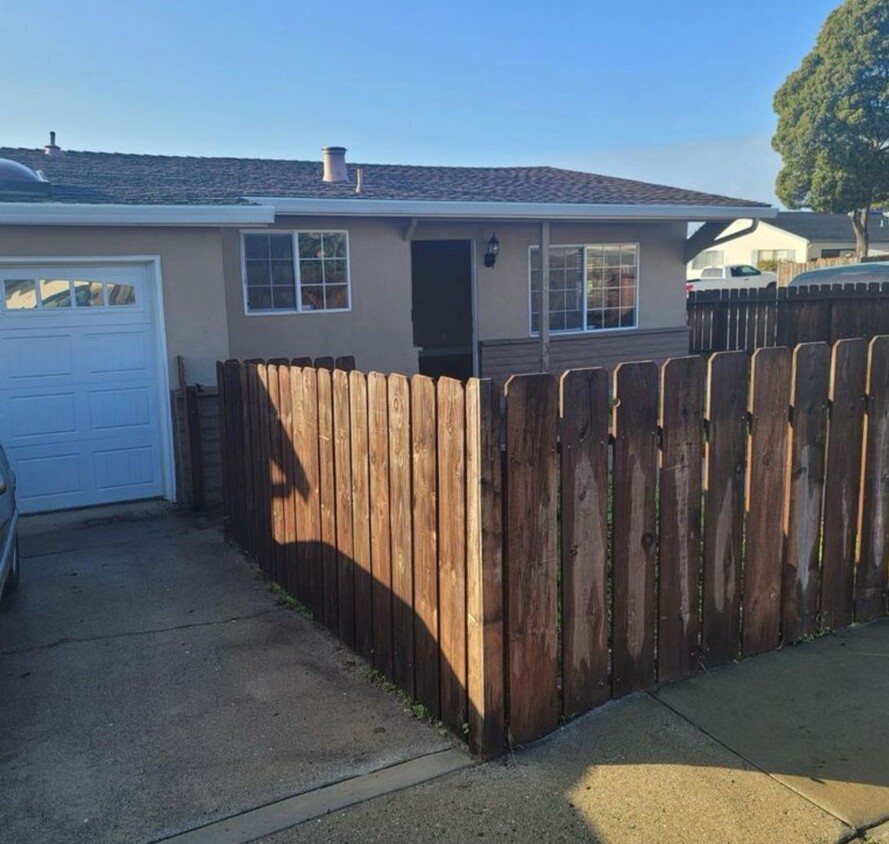 Primary Photo - Newly Updated 3 Bedroom House in Seaside -...