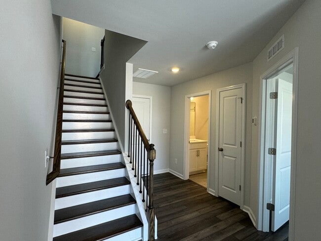 Building Photo - 3 Bedroom, 3 1/2 Bath 3 Story, End Unit To...