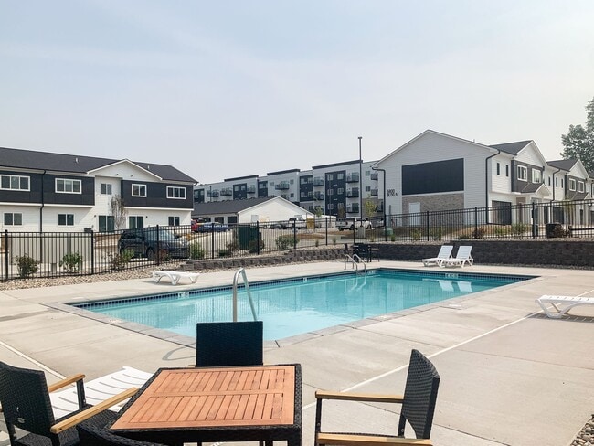 ¡Aplica ya! - District 42 Apartments & Townhomes