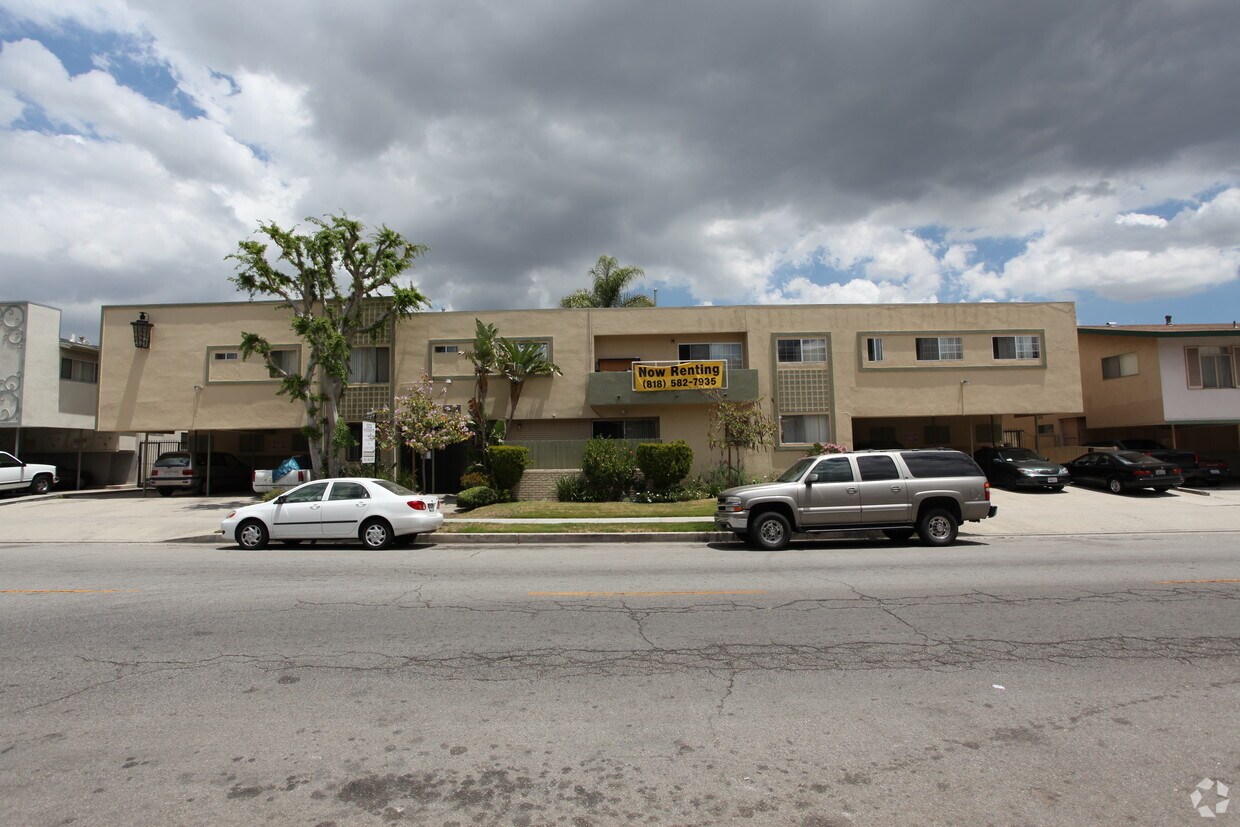 Foto del edificio - 8230 Owensmouth Ave