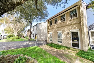 Building Photo - 940 Wycliffe Dr