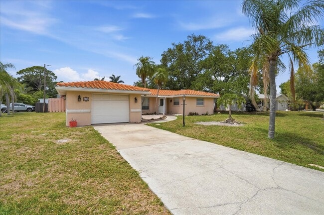 Building Photo - 620 Sarabay Rd