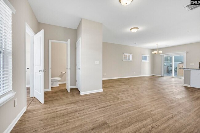 Building Photo - 135 Hunters Grove Dr