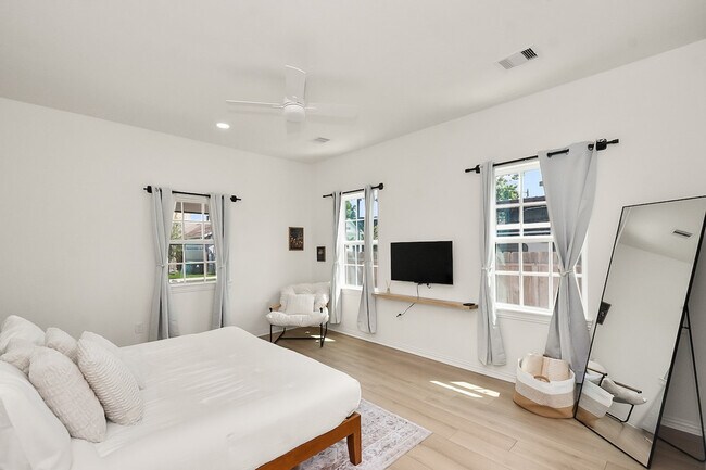 Foto del edificio - 217 N Everton St