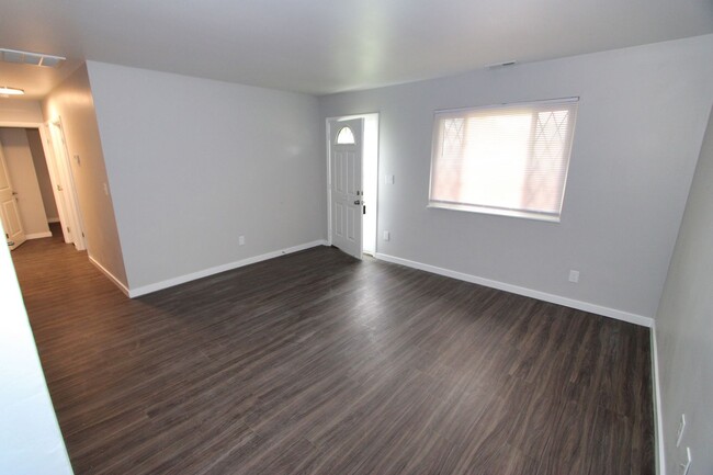 Foto del edificio - 4 bedroom 1 bathroom SF House