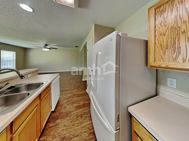 Foto del edificio - 1420 Heather Ct
