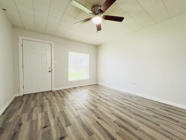 Building Photo - 1120 Valley View Dr