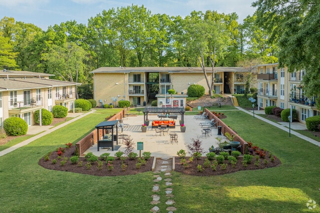 Courtyard - Spanish Trace Apartments