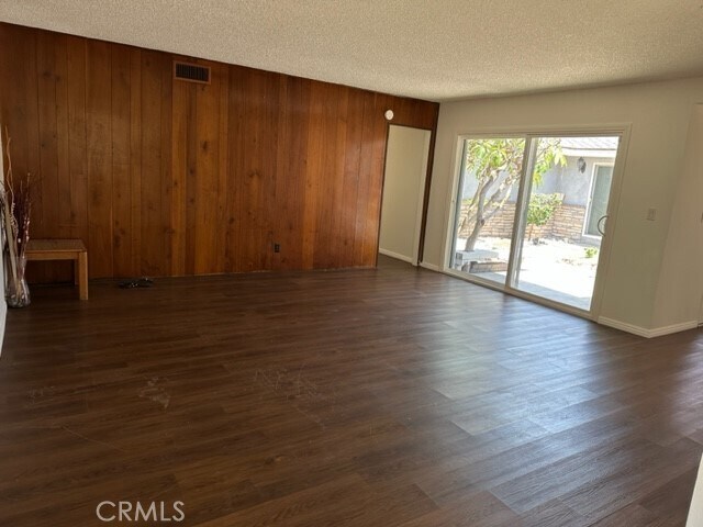 Foto del edificio - 2233 Angelcrest Dr