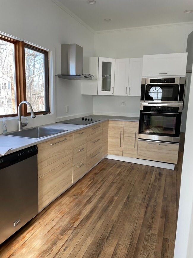 Building Photo - Recently Renovated Victorian Style Home in...