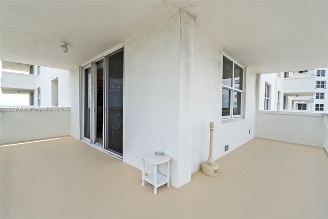 Building Photo - 1 Las Olas Cir