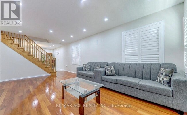 Building Photo - 7 Glacier Crescent