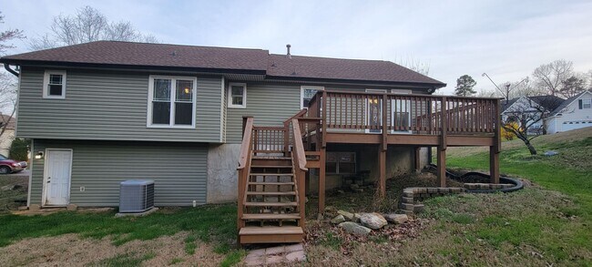 Building Photo - Fantastic 3 BR and 2 Bath Split level 2052...