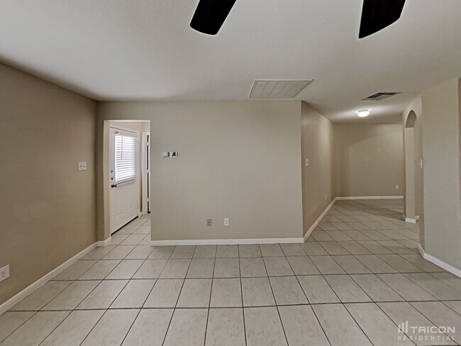 Building Photo - 425 Palomino Stand Dr