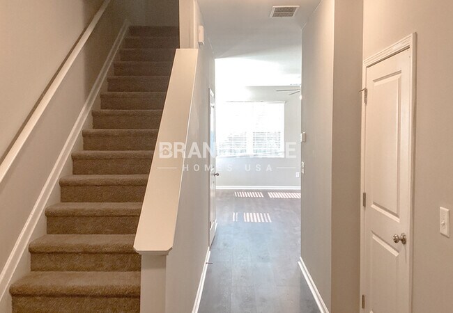 Building Photo - One month FREE RENT!!!