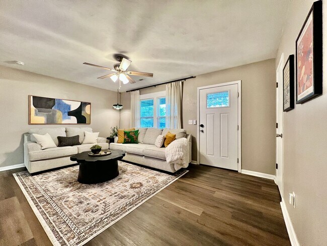 Foto del edificio - 3 BDR Ranch w/ Fenced yard, laundry, garage + more