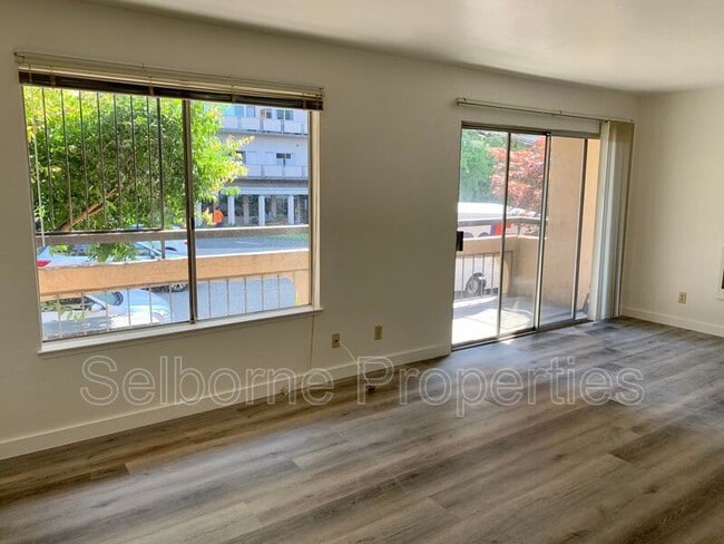 Building Photo - 121 41st St