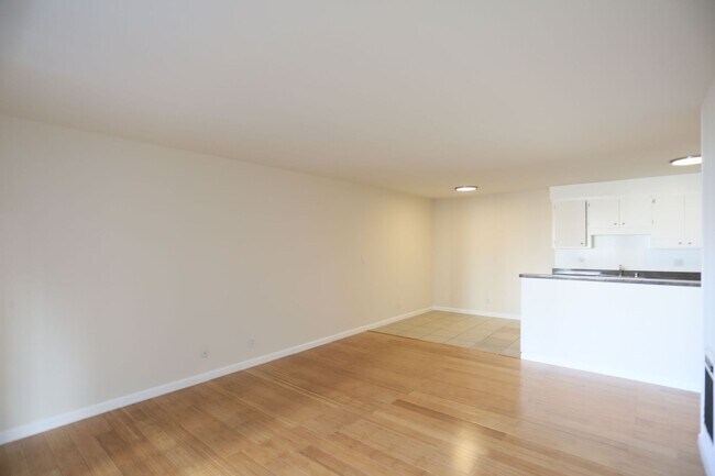 Foto del edificio - Renovated 1BR/1BA, Private Deck, Just bloc...