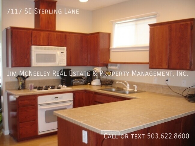 Building Photo - 3BR DUPLEX NEAR NIKE & INTEL