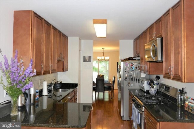 Foto del edificio - 703 Twin Holly Ln