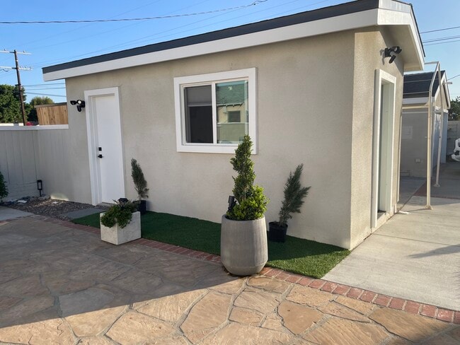 Building Photo - 10061 Amboy Ave