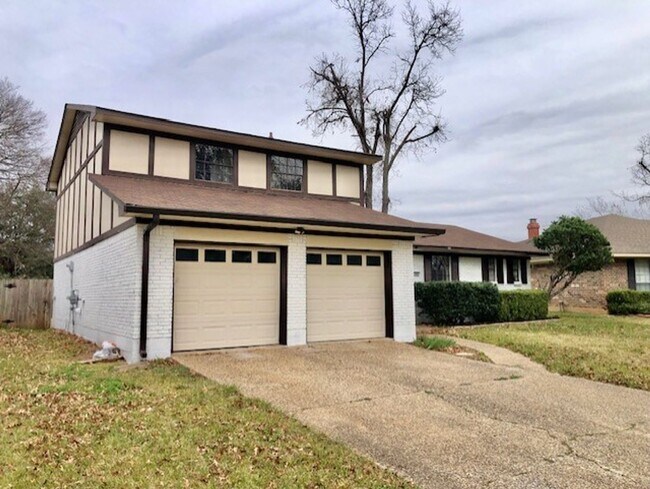 Foto del edificio - UPDATED IN TOWN SOUTH-LARGE 4/3 BRICK HOME-VERY NICE