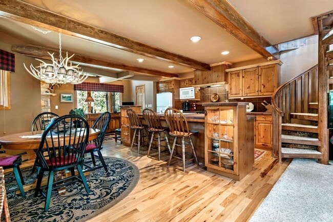 Foto del edificio - Classic Vail Retreat with 2 Kitchens, Loft Office, and 2-Car Garage