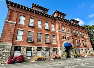 Building Photo - 77 Van Dam St