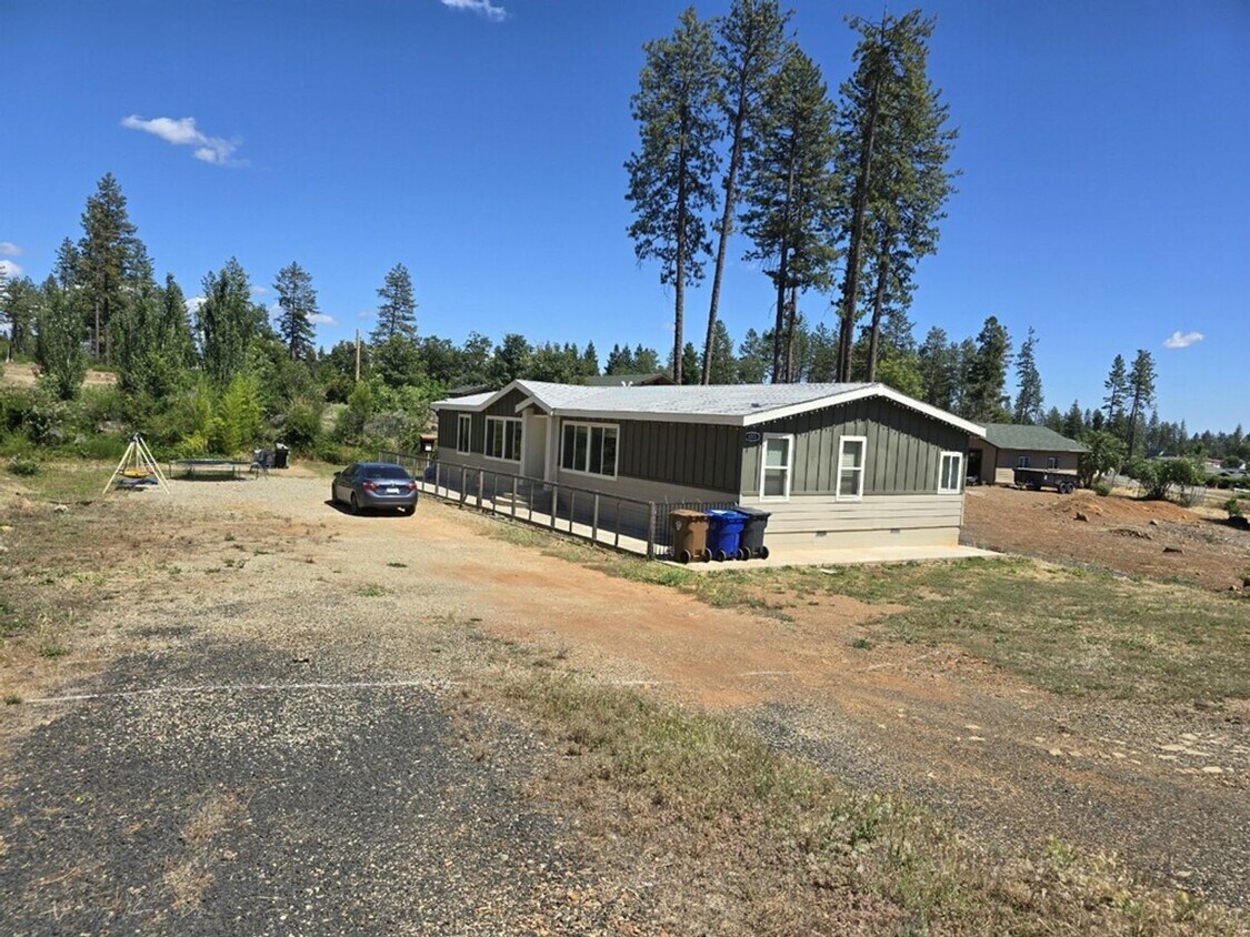 Building Photo - 3 bedroom, 2 bath, pet friendly home