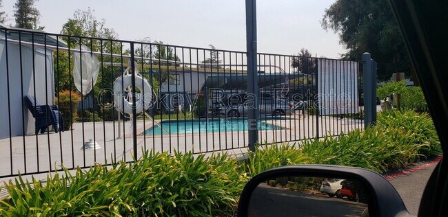 Foto del edificio - 1349 Tree Garden Pl