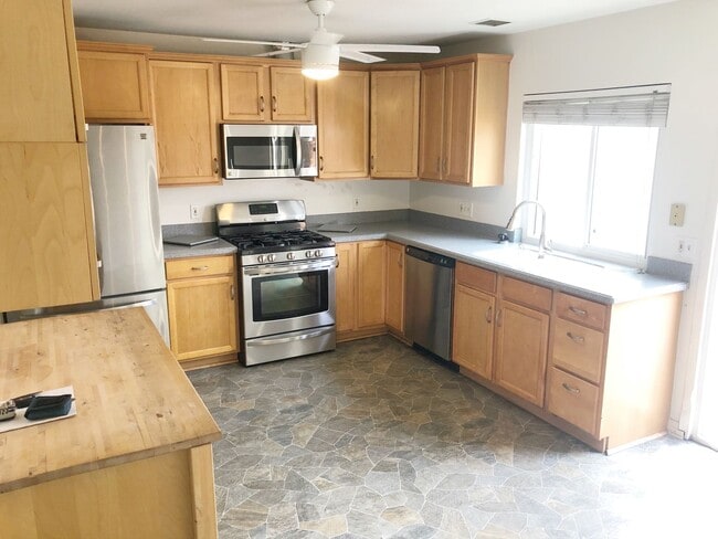 Foto del edificio - Amazing 2 bedroom townhome in the Woodbridge Community!