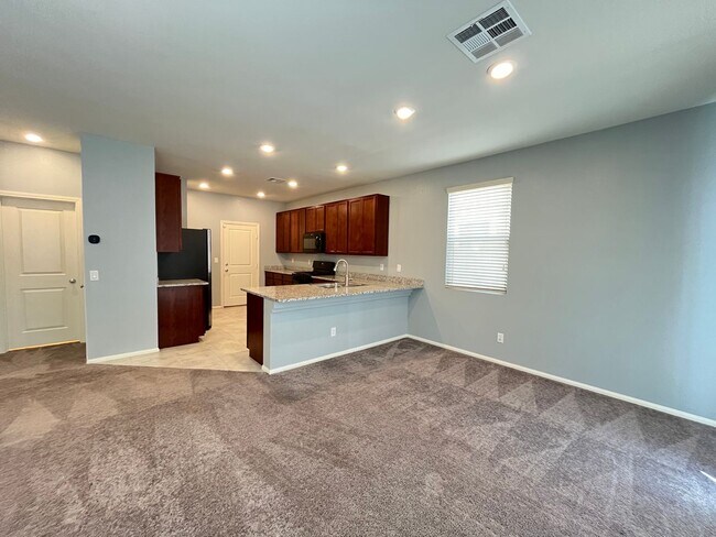 Building Photo - 3 bedroom, 3 bathroom home located in the ...