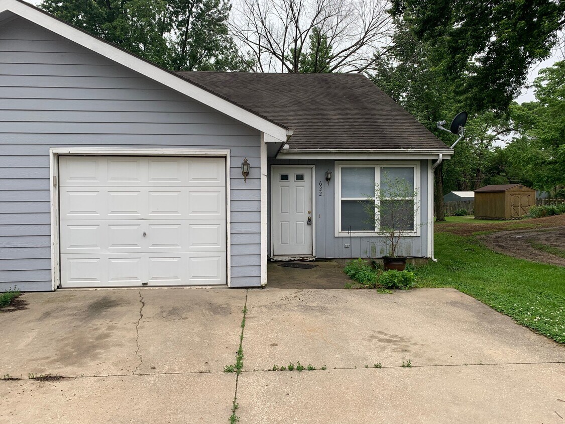 622624 E 5th St, Tonganoxie, KS 66086 Townhome Rentals in Tonganoxie