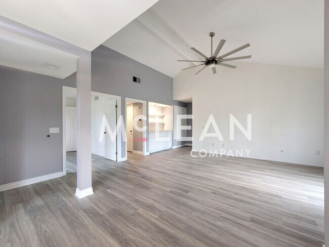 Foto del edificio - 2 bd + Bonus Room - Unfurnished - With FRE...