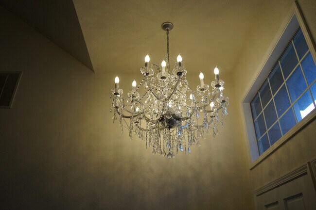 Building Photo - Gorgeous Remodeled Home for Lease in Steam...